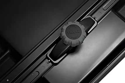 Łatwy montaż boxu Thule Motion 3 system PowerClick